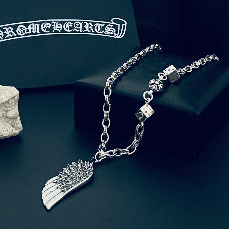 [Counter Quality] Chrome Hearts Croheart Classic Vintage Feather Pendant Dice Alphabet Necklace Bump shape different floral design style to present a distinctive cross Scout flower is the symbol of Croheart so more endur