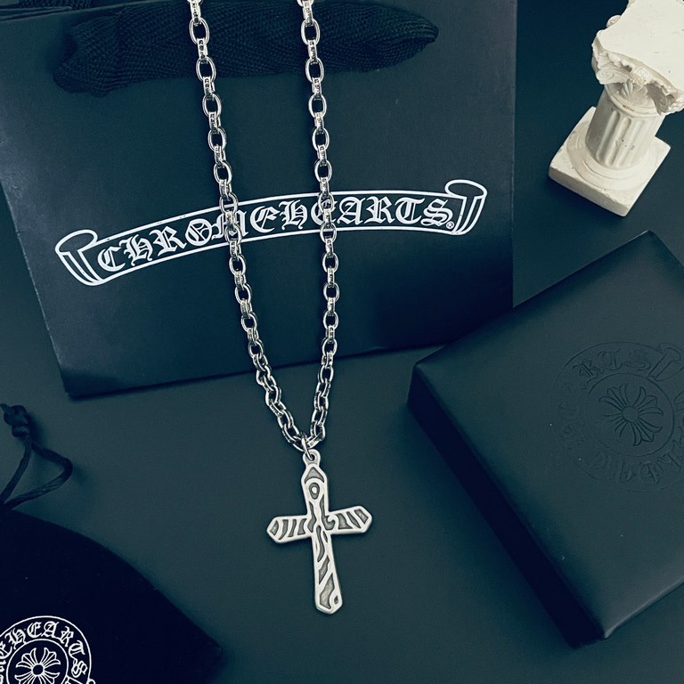 [counter quality] Chrome Hearts Krohheart Classic Vintage Cross Pendant Letters Necklace Bump shape different pattern design style present distinctive Cross Scout flower is the symbol of Kroharts so more enduring Authent