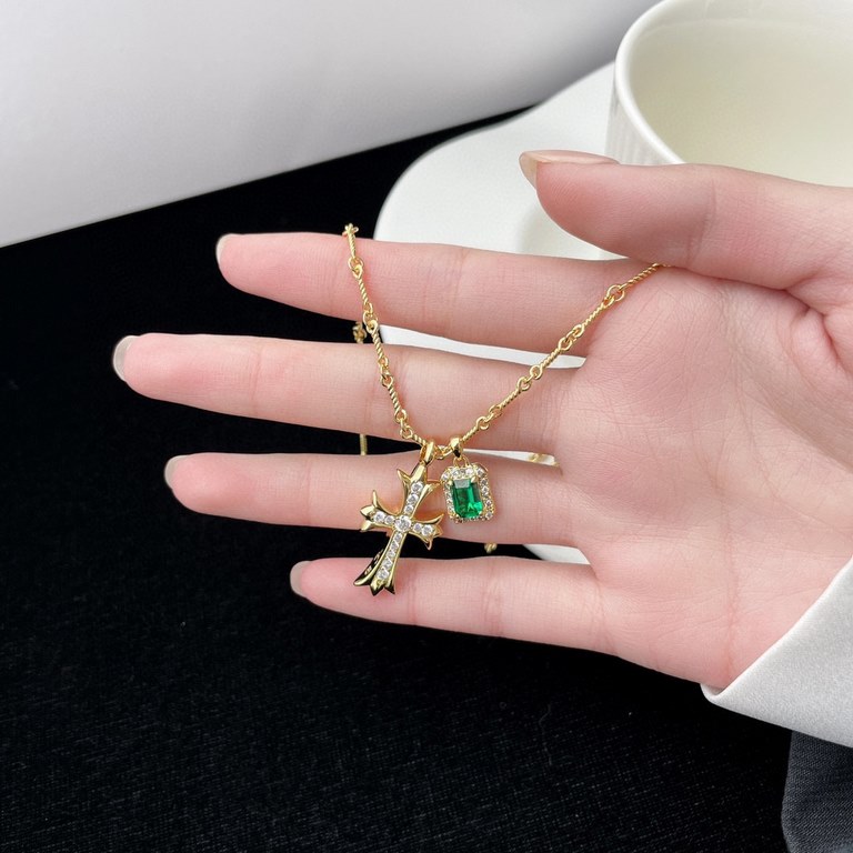 Crocus Heart - Emerald Multi-Wear Necklace, sweet and cool hottie style, fashion and vintage collision. Full of diamonds inlaid with emeralds, delicate and bright, sparkling; clear and deep that a touch of green, in the 