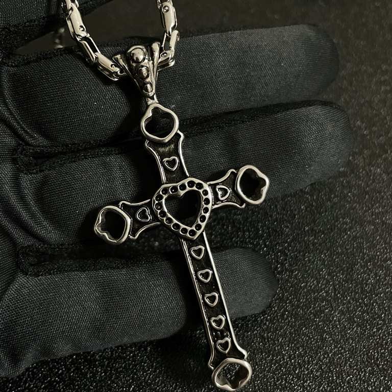 [Counter Quality] Chrome Hearts Classic Heart Cross Pendant Necklace Bump shape different floral design style presents distinctive Cross Scout Flower is the logo of Chrome Hearts, so it is more enduring Authentic Chrome 