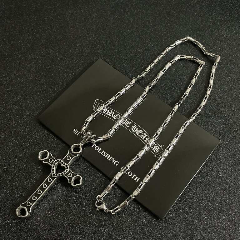 [Counter Quality] Chrome Hearts Classic Heart Cross Pendant Necklace Bump shape different floral design style presents distinctive Cross Scout Flower is the logo of Chrome Hearts, so it is more enduring Authentic Chrome 