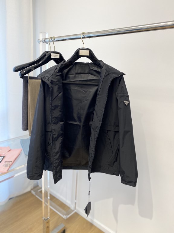 380 New jacket jacket, fashionable and handsome, simple and versatile models, chest hardware decorated with triangular label logo, customized original fabric, not only stiff, keep the trend of the silhouette, but also we