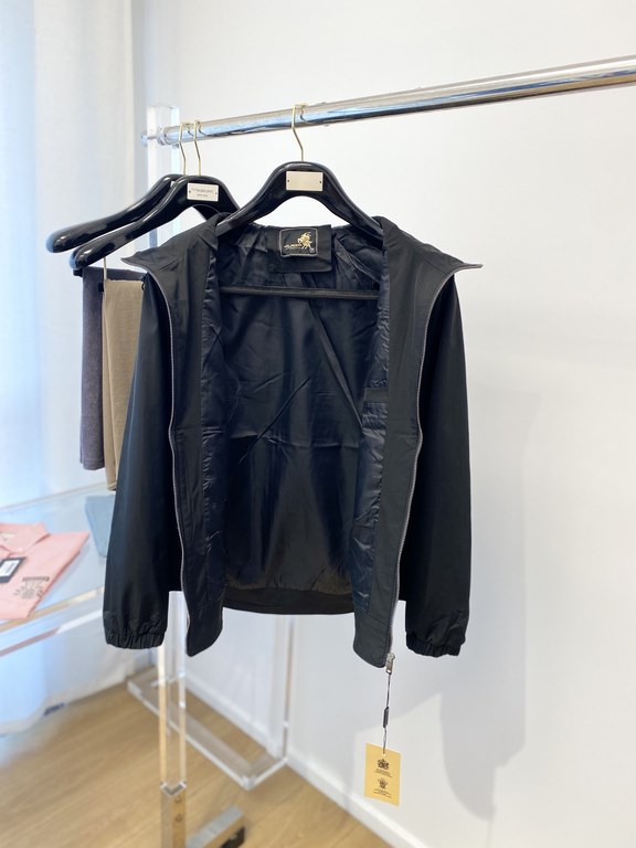 380 New jacket jacket, fashionable and handsome, simple and versatile models, chest hardware decorated with triangular label logo, customized original fabric, not only stiff, keep the trend of the silhouette, but also we