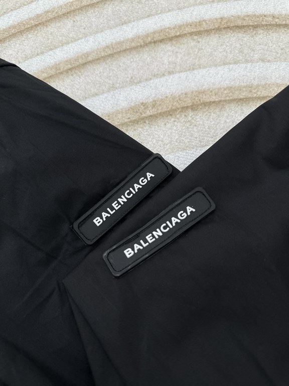 P305BalenciagParis Blcg Adhesive badge cufflinks shirtSize：1234Purchased from the original 9,500 Customized classic double-sided thick long-staple cotton Paris shirt material, so that the different textures on both sides