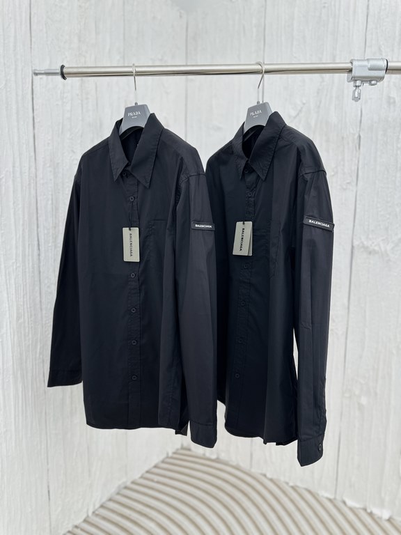 P305BalenciagParis Blcg Adhesive badge cufflinks shirtSize：1234Purchased from the original 9,500 Customized classic double-sided thick long-staple cotton Paris shirt material, so that the different textures on both sides