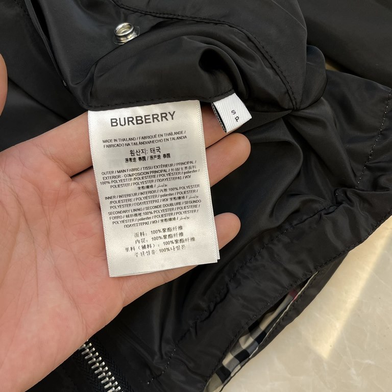 P485BurberrBbr Burberry Classic Small Check Reversible Jacket CoatSize：SMLXLCustom weaving and dyeing khaki plaid fabric, plaid size and zp consistent, the difference between the market ready-made fabric plaid large 1cm 