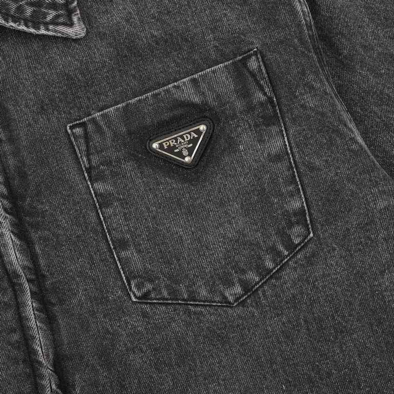 Next day shipping  380 (support put in store)Prada washed denim jacket with triangular label.The whole garment is made of fixed weave heavyweight denim fabric, independent hardware open mold garment heavy duty washed int