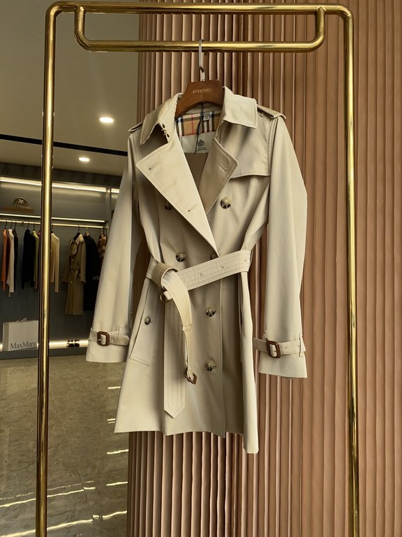 P810  Kensington Fit-Heritage Trench Women's Short Trench CoatBUR ace pointed goods, the treasure of the town store] can inherit several generations of classic trench coat, the top of the original original fabrics, the m