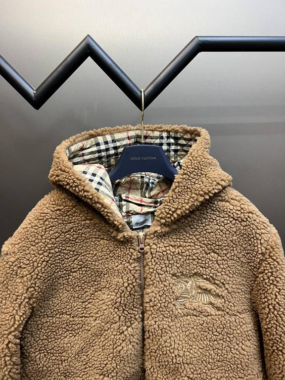 p380 Burberry War Horse Embroidered Plaid Lamb CoatThis soft fleece jacket is made in Italy from a worsted wool-cashmere blend with plaid elasticized cuffs for a layering style.Ageing versatile lambswool jacket, loose H 