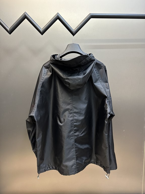 p505 LOEWE Loewe Nylon Hooded JacketMade of medium-weight, water-resistant, compact, glossy nylon, hooded collar with visor and leather drawstring, raglan sleeves with hidden ribbed knit cuffs, Anagram embroidery at hem,