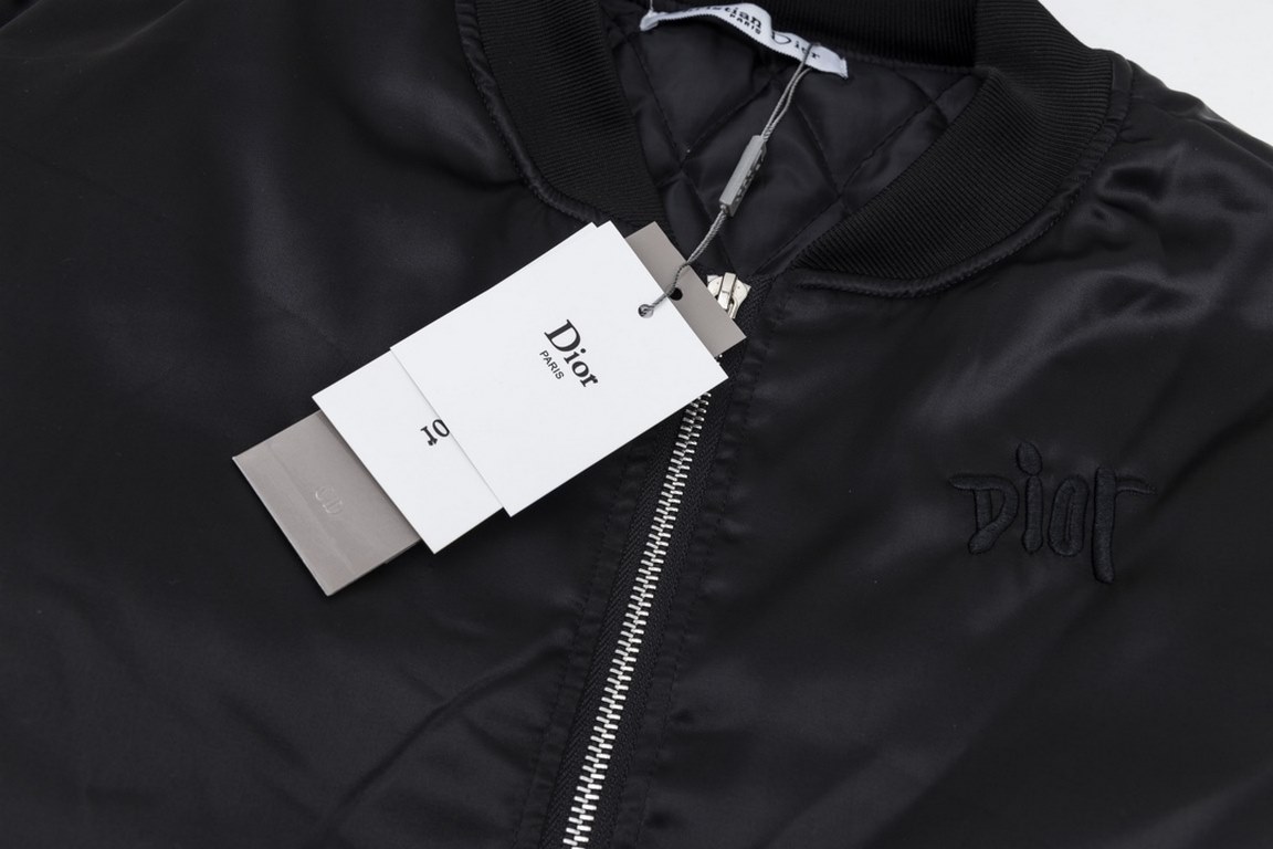 315Model No. C68Dior Dior 2023 fall and winter new short heavy embroidery pilot jacket cotton jacket3 Dior's name Dior is a combination of God and gold in French. Named after his brand Christian Dior (referred to as CD),