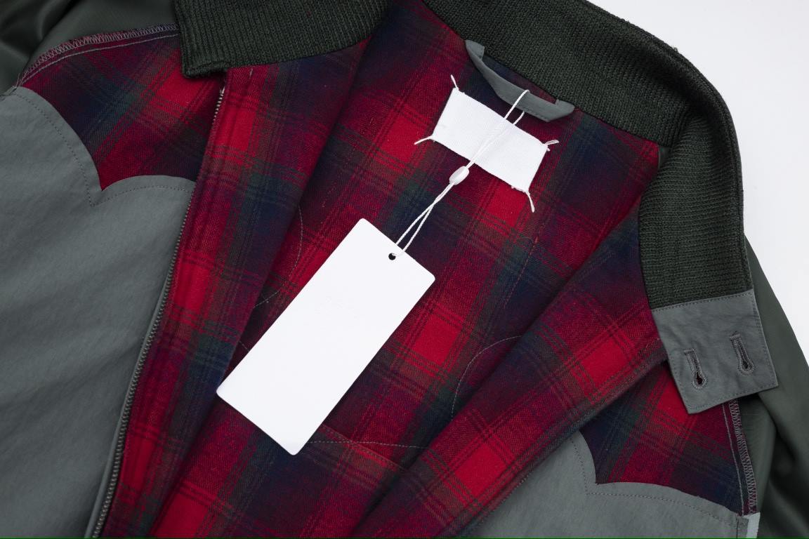 P445 Mason Mariela 2023 FW FallWinter NewLong-sleeved stand-up collar jacket with heavy-duty stitchingColorful plaid cutouts for specific shapesReverse stitching at shoulders and sleevesExposed cut linesHole in the colla