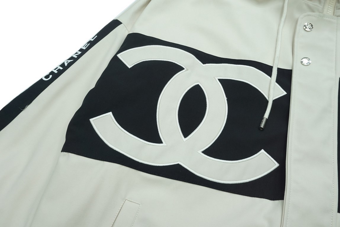 355 CHANELChanel Colorblocked Hooded JacketClassic colors Embroidery printed letters Logo Customized ZP hardware Accessories Full of details Loose fit Style is not picky Men and women  .Size XS S M L