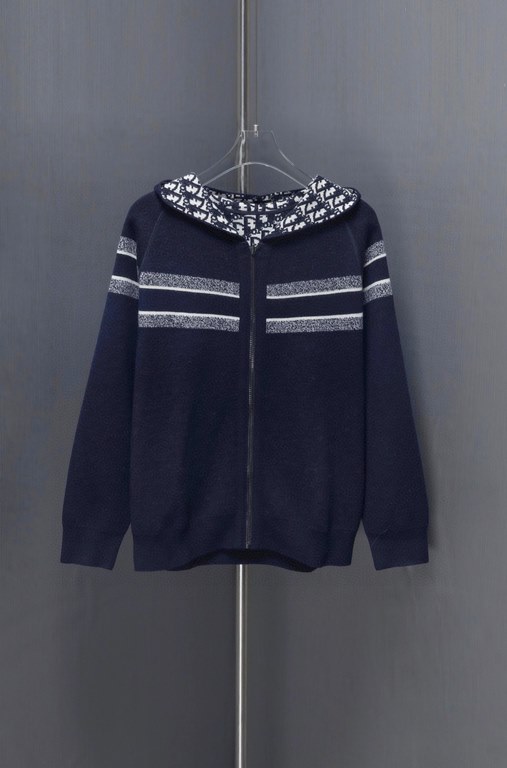 415 (can be stapled without stocking)DIOCD Dior Reversible Cashmere Floral Knit Jacket HoodieMade of imported cashmere ten wool blend knitted, touch as delicate and soft as baby skin, fine workmanship!One side is a navy 