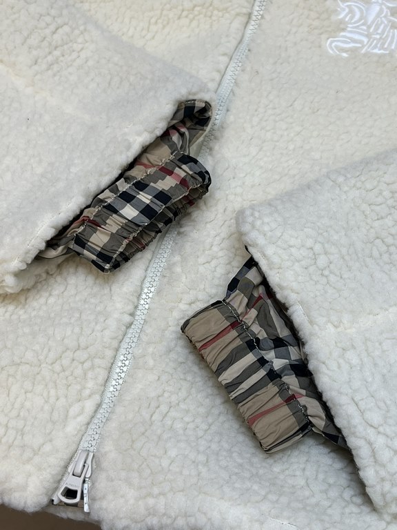 p380 Burberry War Horse Embroidered Plaid Lamb CoatThis soft fleece jacket is made in Italy from a worsted wool-cashmere blend with plaid elasticized cuffs for a layering style.Ageing versatile lambswool jacket, loose H 