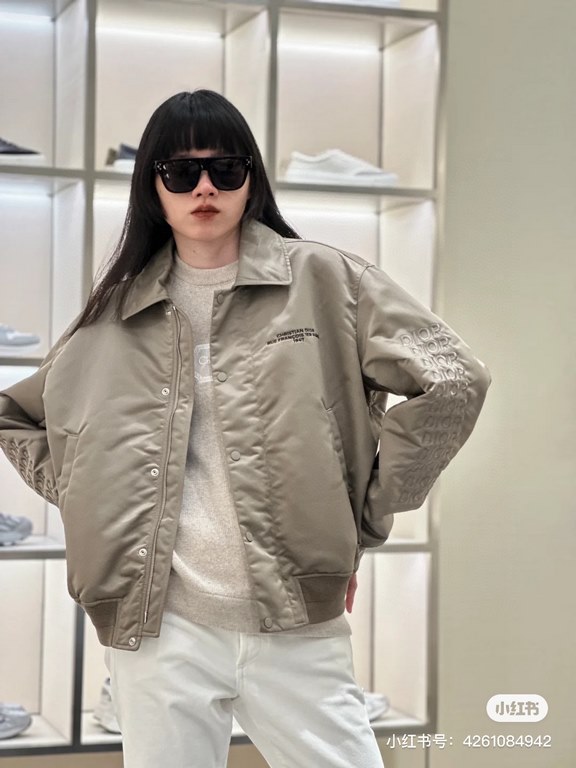 505 Dior Dior 2023fw FallWinter New Aviator JacketSIZE 46485052Counter price 27205New for Spring 2024, this aviator jacket is adorned with the Christian Dior Rue Franois 1er Paris 1947 logo on the front, a nod to Dior's 