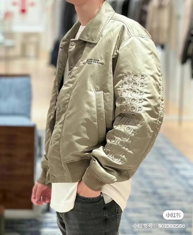 505 Dior Dior 2023fw FallWinter New Aviator JacketSIZE 46485052Counter price 27205New for Spring 2024, this aviator jacket is adorned with the Christian Dior Rue Franois 1er Paris 1947 logo on the front, a nod to Dior's 