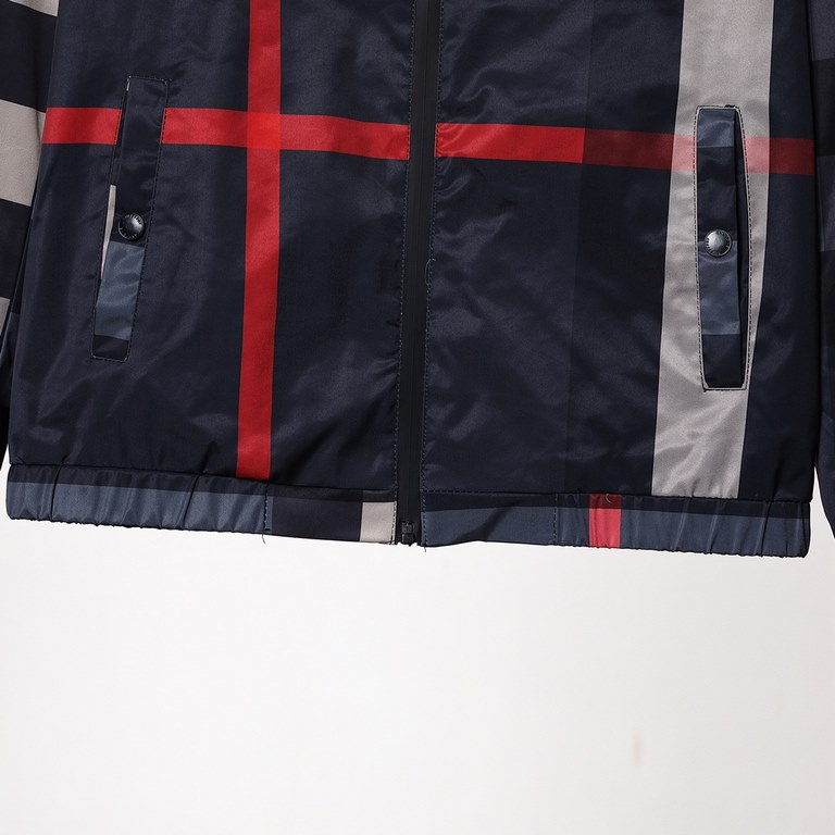 310 Burberry Burberry Hooded Coat English Check Jacket, the material is windproof and rainproof, the insulation is superb, and very breathable. The whole piece of clothing is divided into two sides, one side is the check