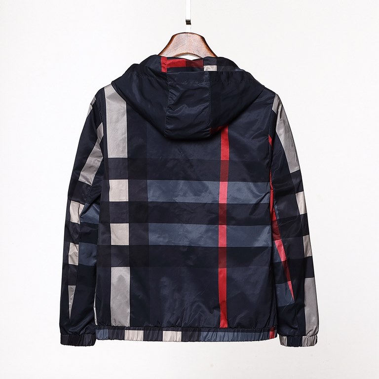 310 Burberry Burberry Hooded Coat English Check Jacket, the material is windproof and rainproof, the insulation is superb, and very breathable. The whole piece of clothing is divided into two sides, one side is the check