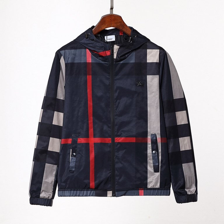 310 Burberry Burberry Hooded Coat English Check Jacket, the material is windproof and rainproof, the insulation is superb, and very breathable. The whole piece of clothing is divided into two sides, one side is the check