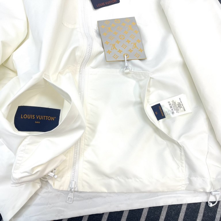 P455 1V Louis Vuitton Reversible Jacquard White Coat Jacket Trench Coat, Louis VuittonSize S-XLOne side of the Lv ornamental needle embellished chest wearing simple fashion, the other side is the classic old flower logo,