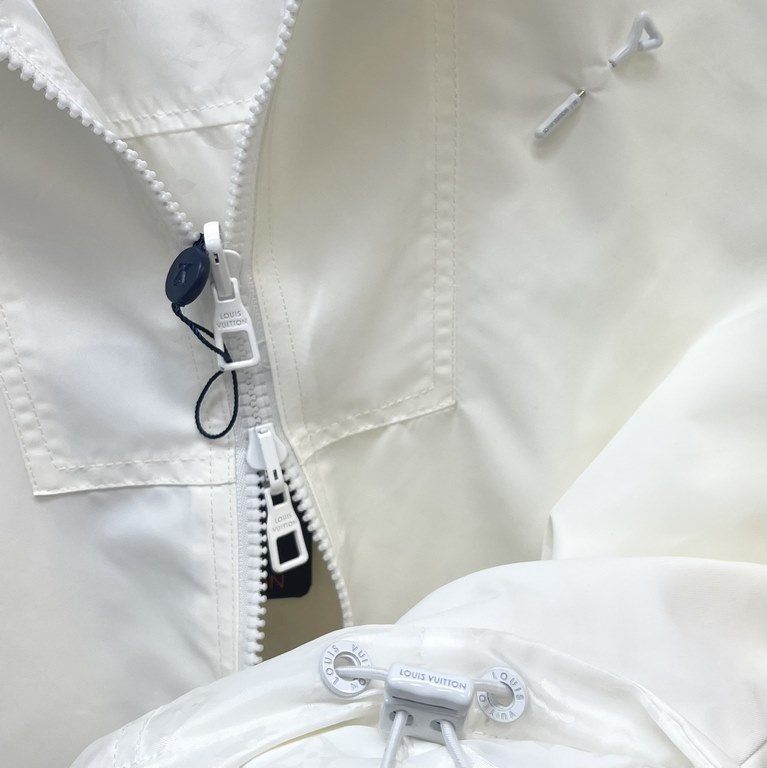 P455 1V Louis Vuitton Reversible Jacquard White Coat Jacket Trench Coat, Louis VuittonSize S-XLOne side of the Lv ornamental needle embellished chest wearing simple fashion, the other side is the classic old flower logo,