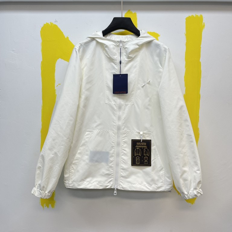 P455 1V Louis Vuitton Reversible Jacquard White Coat Jacket Trench Coat, Louis VuittonSize S-XLOne side of the Lv ornamental needle embellished chest wearing simple fashion, the other side is the classic old flower logo,