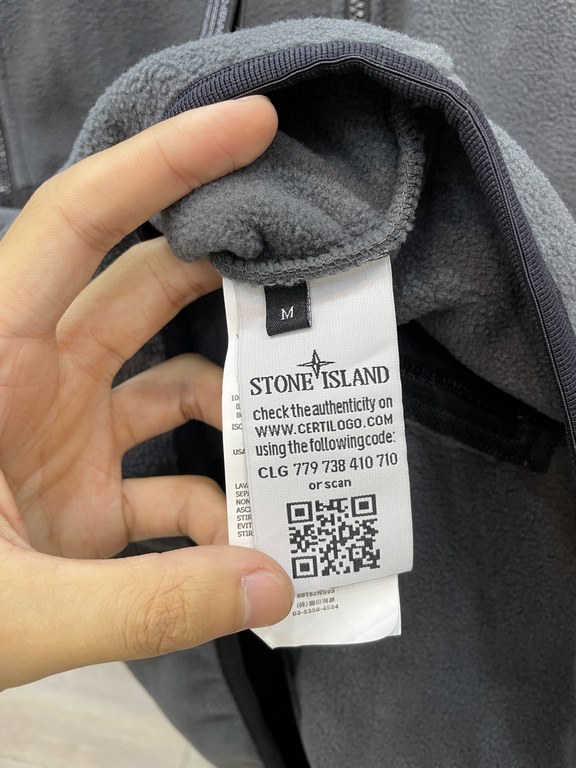 235  Item No. 767Stone lsland Stone lsland shaken velvet splicing pockets fall and winter warm casual loose jacket men and women with the same modelsCustomized original YKK zipper.Technology fabrics shaker fleece double-