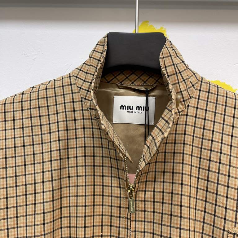 P415 Miu Miu Check Canvas Short JacketSize 36-42This canvas short jacket is decorated with a classic check pattern. Finished with an embroidered logo for an iconic touch.Stand-up collar and long sleeves.-Button cuffs-Zip