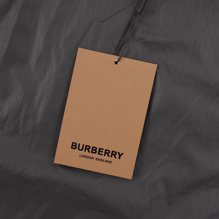 425BurberryBurberry Classic Large Plaid Hooded Jacket CoatFixed weaving and dyeing plaid fabric, the whole body of multiple alignment splicing operation, fabric loss is extremely! Relative to the damage of the old small 