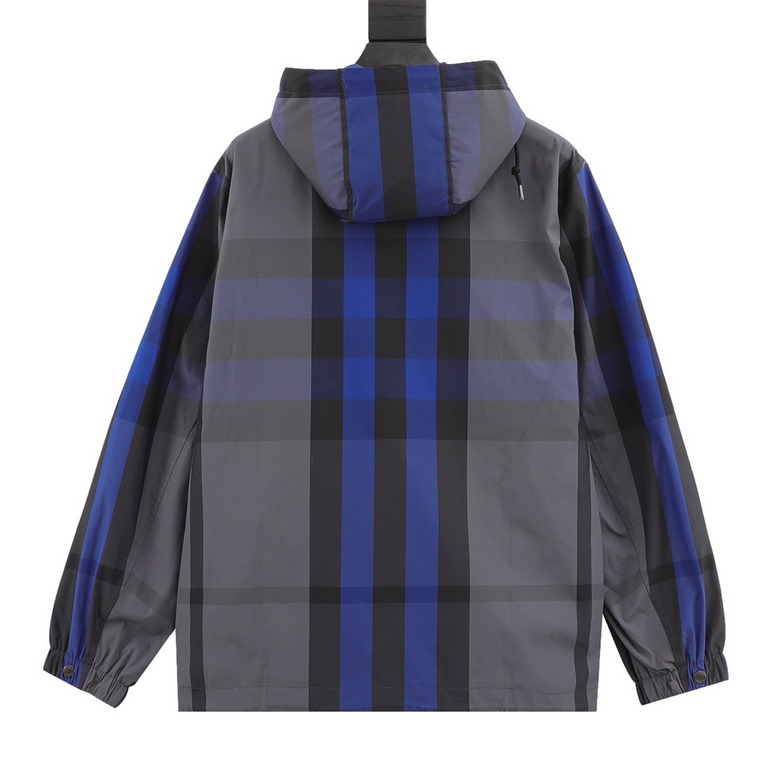 425BurberryBurberry Classic Large Plaid Hooded Jacket CoatFixed weaving and dyeing plaid fabric, the whole body of multiple alignment splicing operation, fabric loss is extremely! Relative to the damage of the old small 