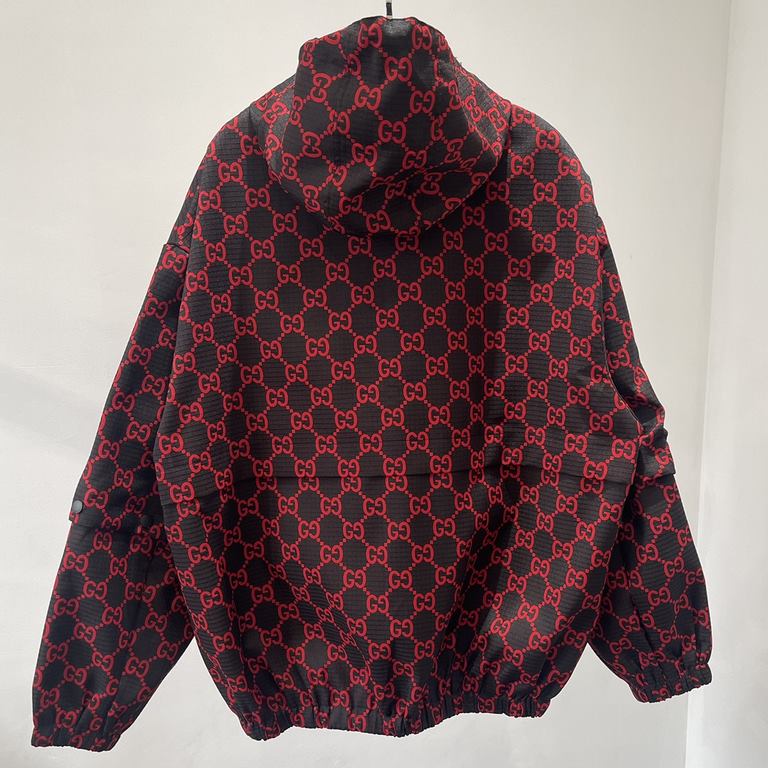 GUCCI Gucci Nylon Gingham Jacket with Detachable Sleevessize 464850172   470Gucci's Spring 2024 collection draws inspiration from cool seasonal colors and textures for a new urban look. This casual jacket is crafted from