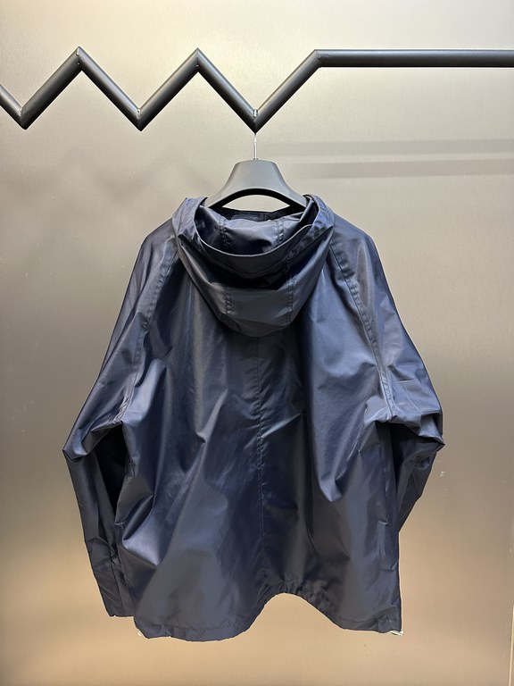 p505 LOEWE Loewe Nylon Hooded JacketMade of medium-weight, water-resistant, compact, glossy nylon, hooded collar with visor and leather drawstring, raglan sleeves with hidden ribbed knit cuffs, Anagram embroidery at hem,