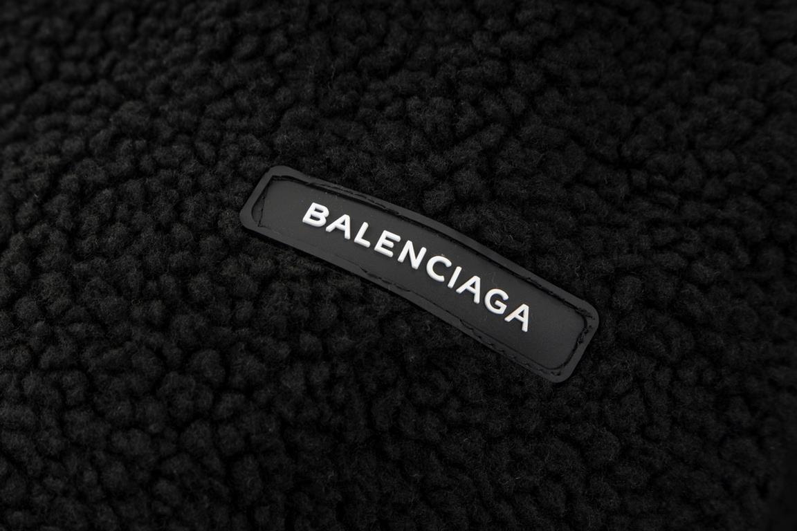 255Balenciaga Paris House new BLCG23 new cufflinks teddy lambswool jacket ~ custom lambswool material decorated with cufflinks embellishment advanced oversize version of the embrace of fashion fall and winter just need t