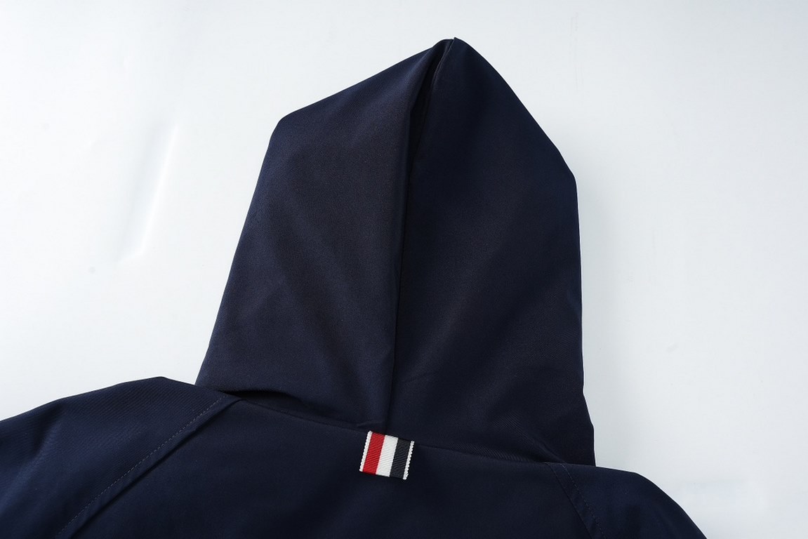 P260Thom Browne  TB23 fall and winter new net version high collar hooded zipper jacketCustomized double twill fabric, high definition fabric fabric soft, custom zipper hardware, inherited TB out of the ordinary tailoring