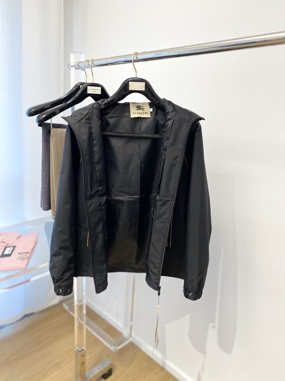 350 New jacket jacket, fashionable and handsome, simple and versatile models, chest hardware decorated with triangular label logo, customized original fabric, not only stiff, keep the trend of the silhouette, but also we