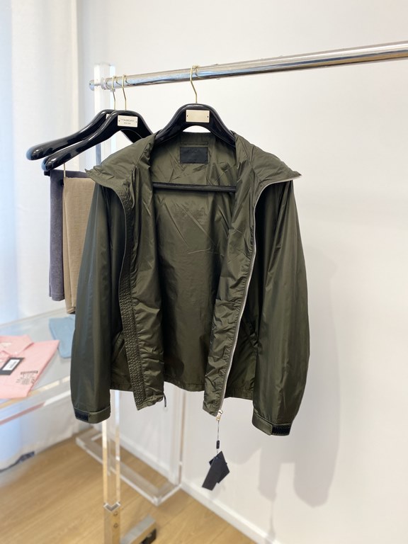 380 New jacket jacket, fashionable and handsome, simple and versatile models, chest hardware decorated with triangular label logo, customized original fabric, not only stiff, to maintain the trend of the silhouette, but 