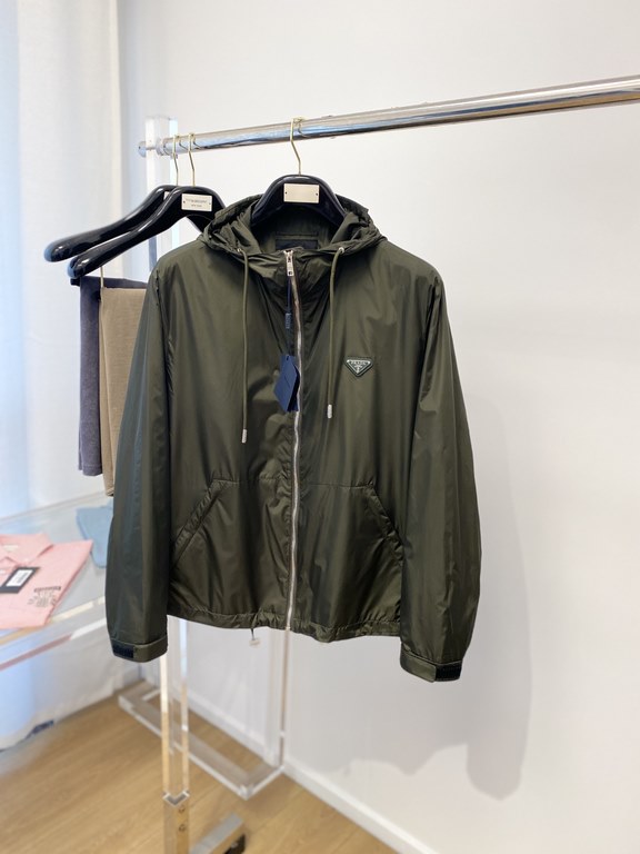 380 New jacket jacket, fashionable and handsome, simple and versatile models, chest hardware decorated with triangular label logo, customized original fabric, not only stiff, to maintain the trend of the silhouette, but 