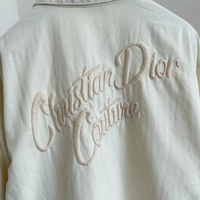 P335DioDio embroidered trainer jacketSize：S46M48L50XL52ORIGINAL PURCHASE Presenting a sporty style Carefully crafted from beige cotton denim with a herringbone pattern, this jacket features dior patches on the front and 