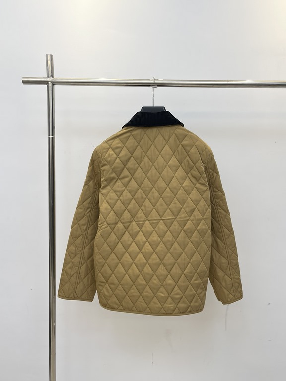 P410BurberrBbr Burberry Corduroy Collar Diamond Quilted Jacket CoatSize：SMLXLWith a sharp corduroy collar and a Vintage check interior, it's adorned with the label's logo appliqué. At least 70% of the main materials in t