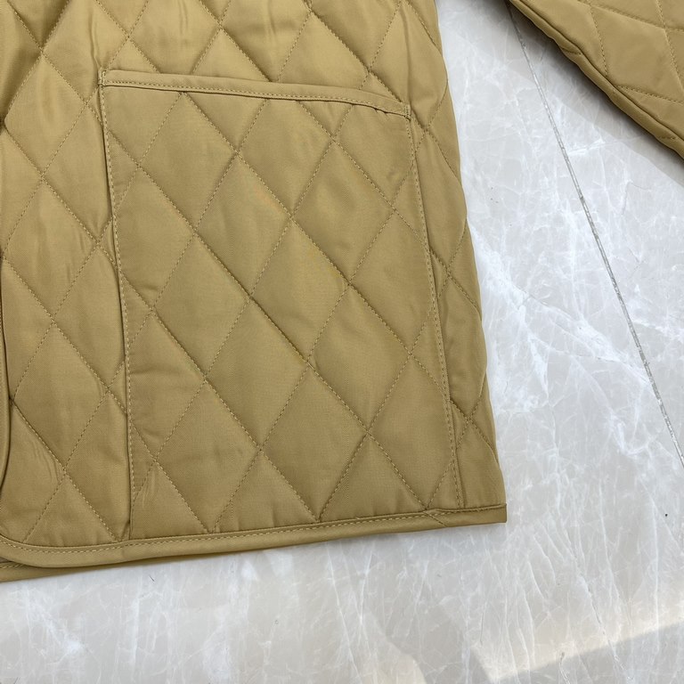 P410BurberrBbr Burberry Corduroy Collar Diamond Quilted Jacket CoatSize：SMLXLWith a sharp corduroy collar and a Vintage check interior, it's adorned with the label's logo appliqué. At least 70% of the main materials in t