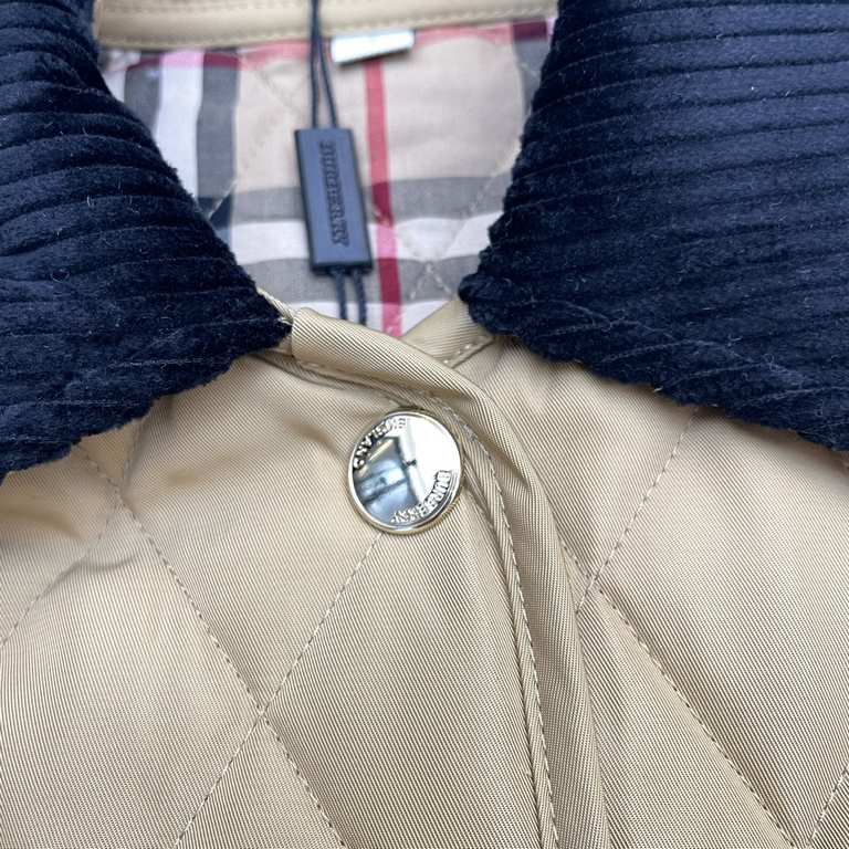 P410BurberrBbr Burberry Corduroy Collar Diamond Quilted Jacket CoatSize：SMLXLWith a sharp corduroy collar and a Vintage check interior, it's adorned with the label's logo appliqué. At least 70% of the main materials in t