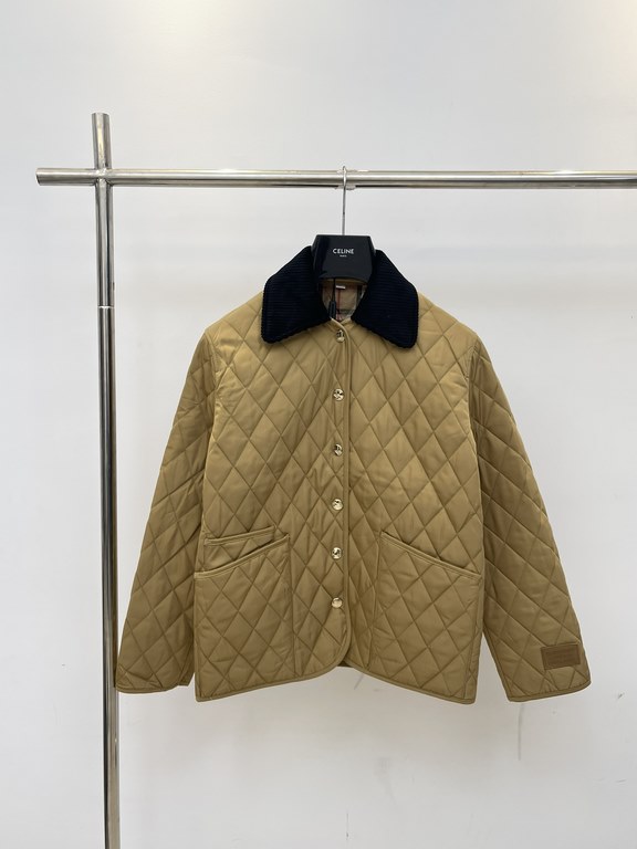 P410BurberrBbr Burberry Corduroy Collar Diamond Quilted Jacket CoatSize：SMLXLWith a sharp corduroy collar and a Vintage check interior, it's adorned with the label's logo appliqué. At least 70% of the main materials in t