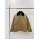 P410BurberrBbr Burberry Corduroy Collar Diamond Quilted Jacket CoatSize：SMLXLWith a sharp corduroy collar and a Vintage check interior, it's adorned with the label's logo appliqué. At least 70% of the main materials in t