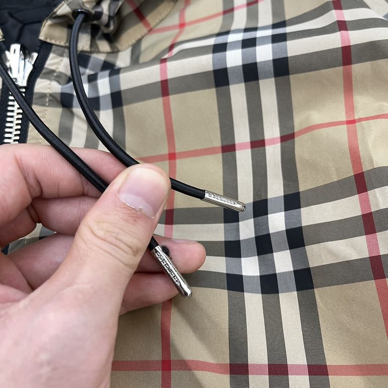 P485BurberrBbr Burberry Classic Small Check Reversible Jacket CoatSize：SMLXLCustom weaving and dyeing khaki plaid fabric, plaid size and zp consistent, the difference between the market ready-made fabric plaid large 1cm 