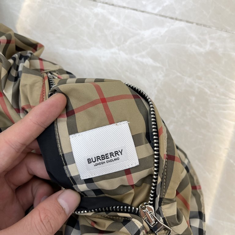 P485BurberrBbr Burberry Classic Small Check Reversible Jacket CoatSize：SMLXLCustom weaving and dyeing khaki plaid fabric, plaid size and zp consistent, the difference between the market ready-made fabric plaid large 1cm 