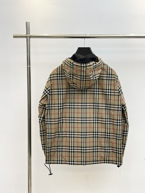 P485BurberrBbr Burberry Classic Small Check Reversible Jacket CoatSize：SMLXLCustom weaving and dyeing khaki plaid fabric, plaid size and zp consistent, the difference between the market ready-made fabric plaid large 1cm 