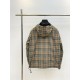 P485BurberrBbr Burberry Classic Small Check Reversible Jacket CoatSize：SMLXLCustom weaving and dyeing khaki plaid fabric, plaid size and zp consistent, the difference between the market ready-made fabric plaid large 1cm 