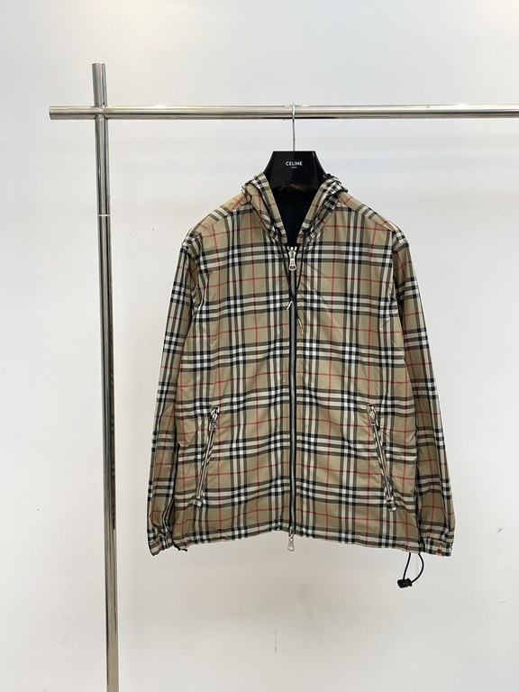 P485BurberrBbr Burberry Classic Small Check Reversible Jacket CoatSize：SMLXLCustom weaving and dyeing khaki plaid fabric, plaid size and zp consistent, the difference between the market ready-made fabric plaid large 1cm 