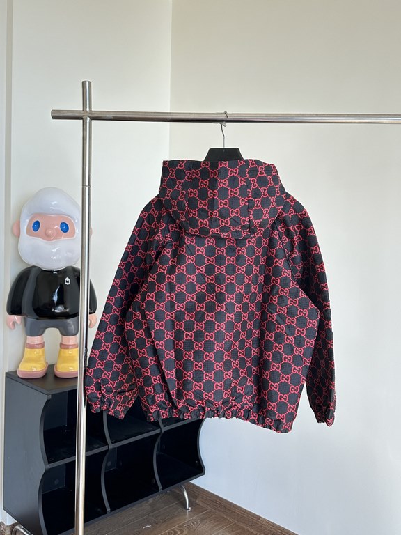 445GuccGucci 24 New Dragon Year Celebration Collection Jacquard Hooded Punching JacketSize  SMLXLMade of YB jacquard material, the jacquard pattern has a small dinosaur embroidery embellishment, and the hooded jacket is 